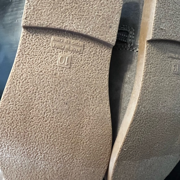 Girls  size 10 suede ankle booties with side zip - Picture 2 of 4